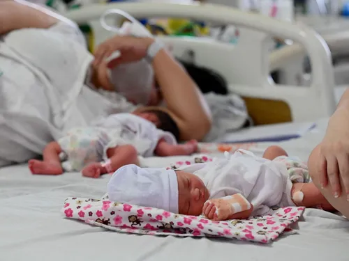  Fécondité en déclin : la France enregistre son plus faible taux de...