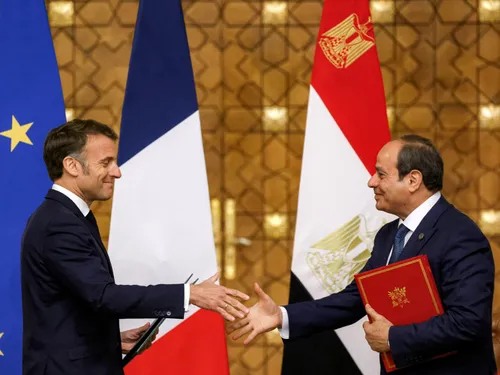 Visite d'Emmanuel Macron en Égypte : soutien humanitaire et...