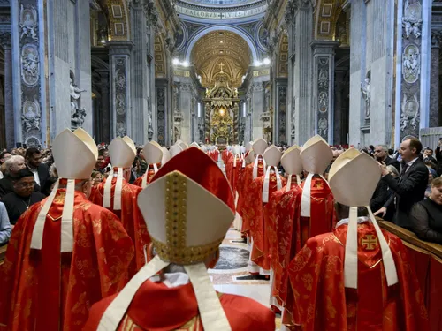 Le Pape américain Robert Francis Prevost a été élu par les...
