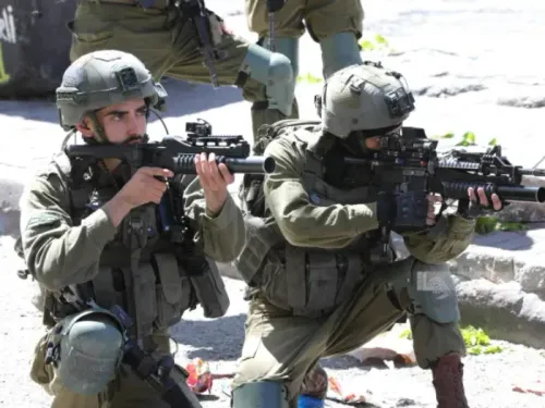 Des soldats israéliens tirent sur une délégation diplomatique en...