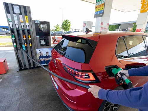 Les carburants atteignent de nouveaux sommets en France sur fond de...