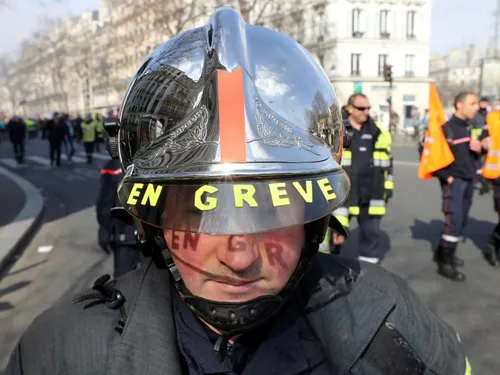 France : les pompiers professionnels prolongent leur grève jusqu’au...