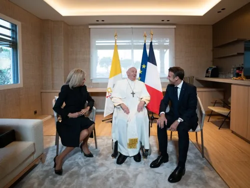 Hommage unanime de la classe politique française au pape François,...