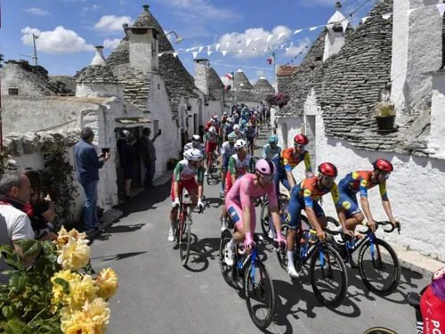 Bologne crée la surprise, Dunkerque rêve de Ligue 1, et le Giro bat...