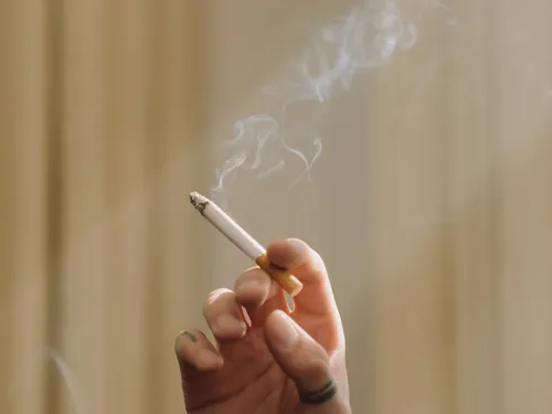 Moins de fumeurs en France, mais des inégalités persistantes selon...