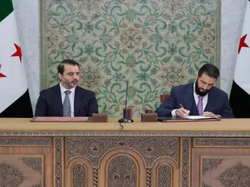 Le président syrien par intérim a signé la déclaration...