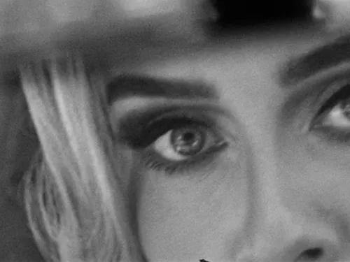 Adèle dévoile un (très) court extrait de "Easy on me"