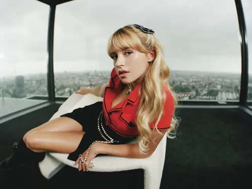 Angèle plus "libre" que jamais dans son nouveau clip