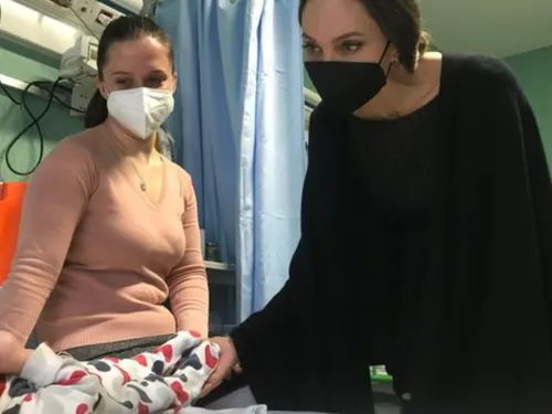 Angelina Jolie évacuée de la gare de Lviv