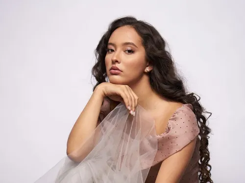 Après "Minefields" ft John Legend, Faouzia dévoile "Hero"