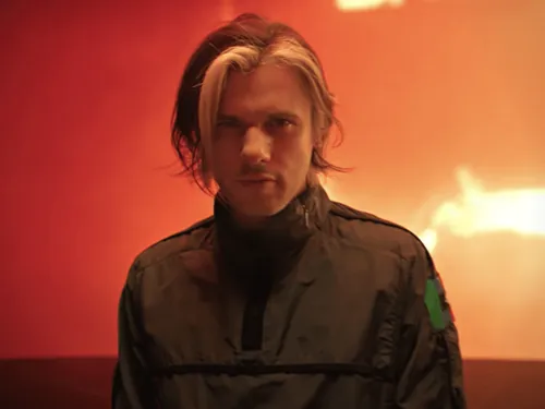 Orelsan critique notre société dans "L'odeur de l'essence" 