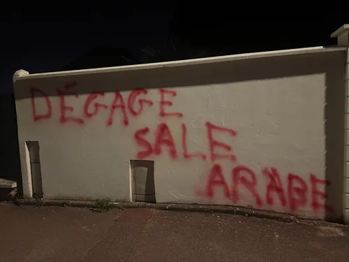 Insultes racistes à Marseille et tag haineux à Buchelay : deux...