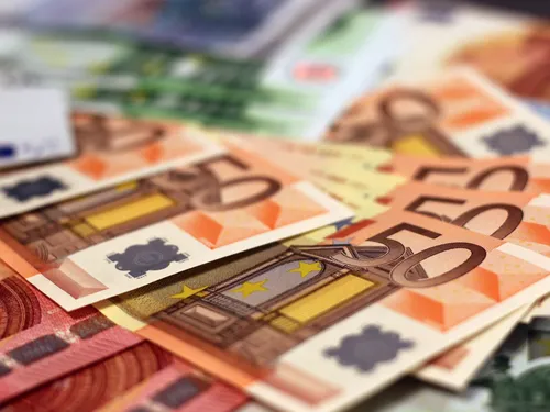 Allocation touristique : le versement en espèces suspendu au profit...
