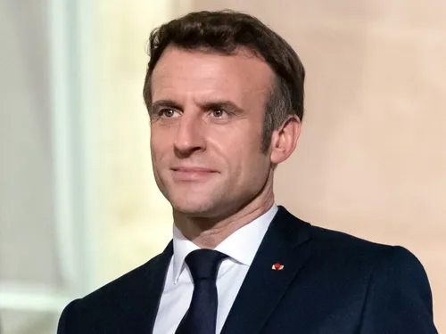 « Allez le dire à tous les mabouls » : Emmanuel Macron recadre les...