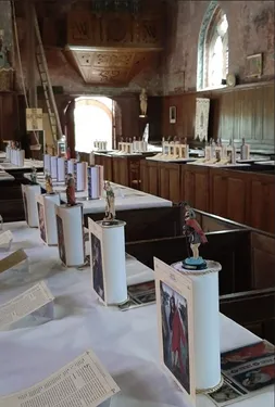 LES CORVÉES-LES-YYS - Exposition de statuettes de Saintes et de Saints
