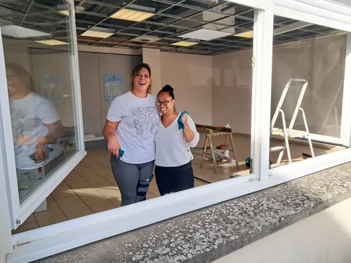 🔊Des parents participent à la rénovation de la cantine à Logron 