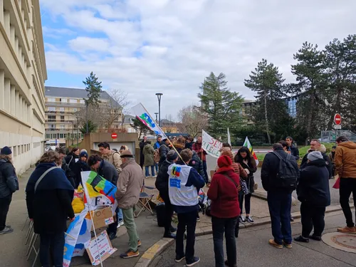 Minutes de silence pour la surveillante poignardée à mort en...