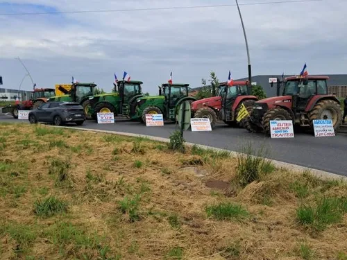 LOIRET - Action coup de poing des agriculteurs à Dry, près de...