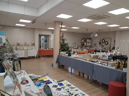 🔊Des produits locaux au pied du sapin à Orgères