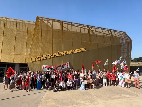 Une centaine de manifestants devant le lycée Joséphine Baker
