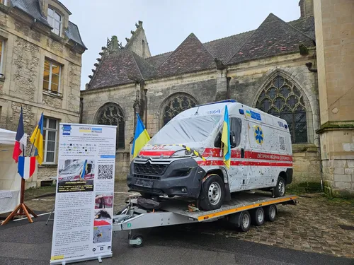 Une ambulance ukrainienne mitraillée visible à Dreux