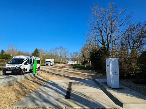 Une allée plus large pour faciliter l'accès des camping-cars