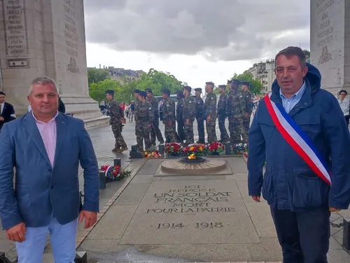 Ils ravivent la flamme du soldat inconnu