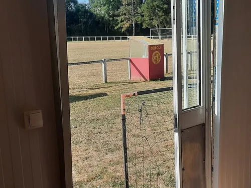 Porte fracturée et télévision volée au stade de foot à Marboué