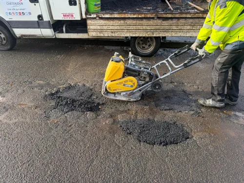 Plus de 15 tonnes d'enrobés coulés pour reboucher les nids-de-poule...