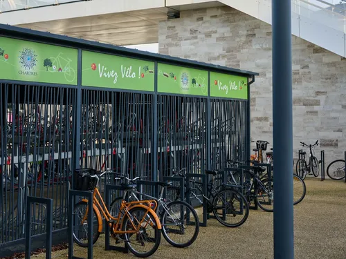 Des vélos à l'abris au pole gare