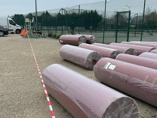 Trois terrains en terre synthétique