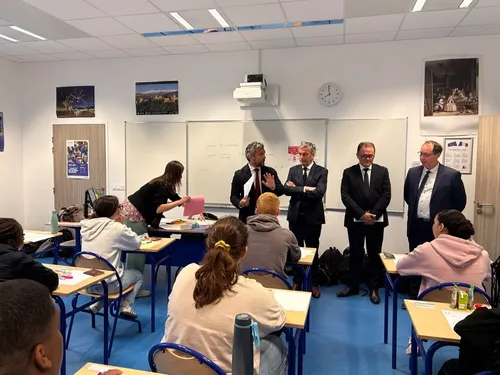 Le recteur promet d'être "au rendez-vous" du futur collège...