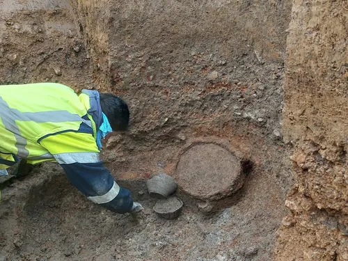 Une poêle en métal millénaire retrouvée près de Châteaudun