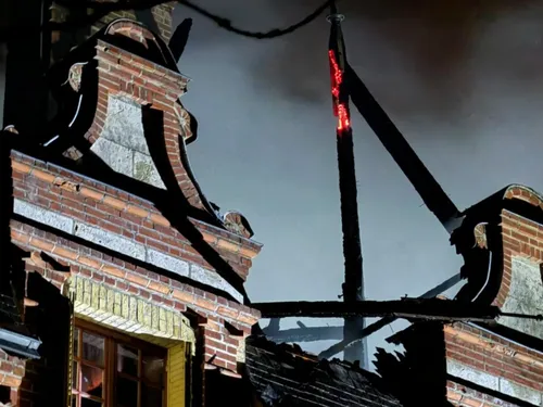 🔊 Acheté il y a deux mois, leur manoir du XIXe siècle réduit en...