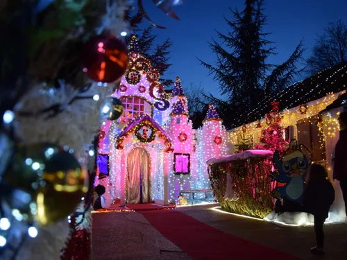 🔊 Pour Noël, il recouvre sa maison avec 80 000 ampoules leds.