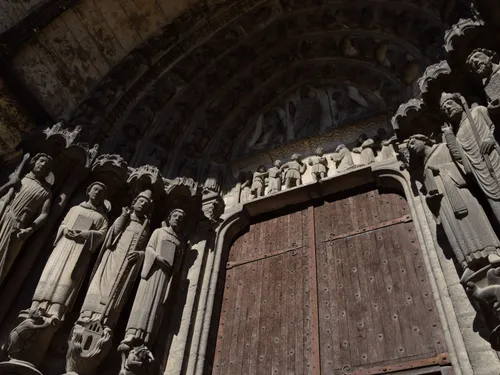Le réveil d'un sarcophage de la cathédrale de Chartres