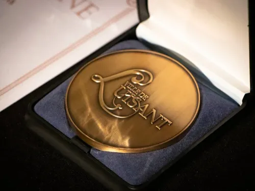 Qui pour être distingué de la médaille d’argent de Luisant ?
