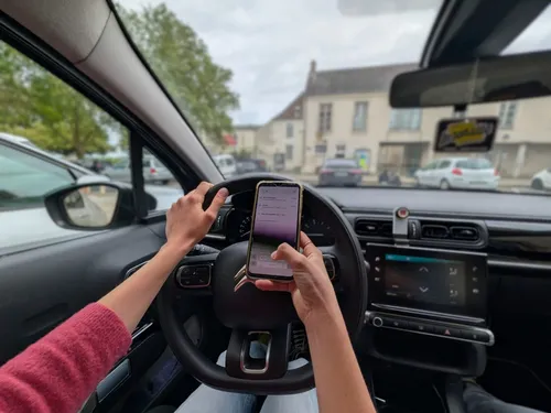76% des conducteurs de la région accrochés au smartphone au volant