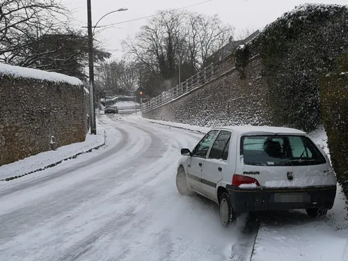  Très fort regel des chaussées enneigées ou humides