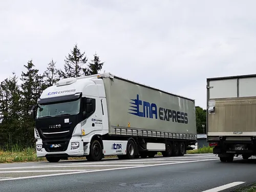  Marboué enguirlande les camions qui dégradent ses décorations de Noël