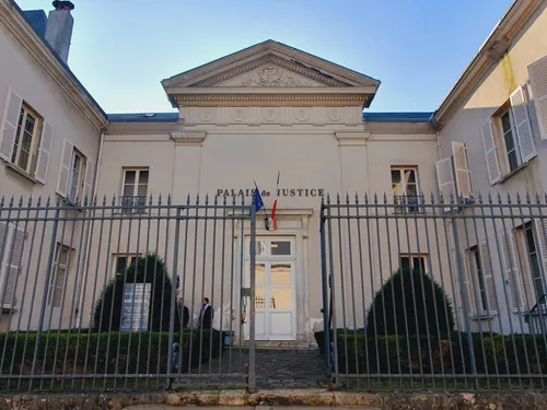 Des chats jetés du 3e étage à Châteaudun : une personne devant la...