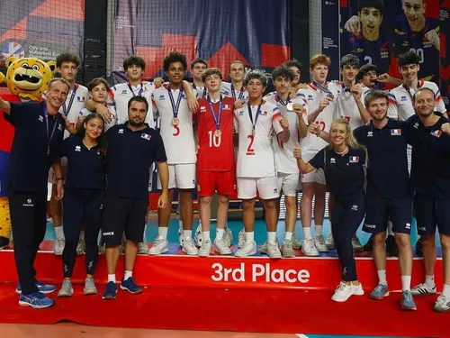 Yanis Sola, jeune volleyeur dunois, médaillé de bronze