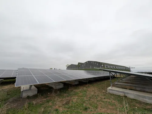 🔊 196 000 panneaux solaires et 100M€ d'investissement : la géante...