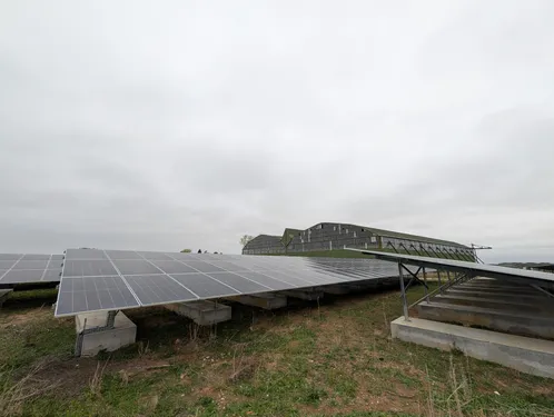 🔊 196 000 panneaux solaires et 100M€ d'investissement : la géante...