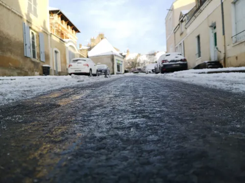 Brouillard dense et pluies verglaçantes