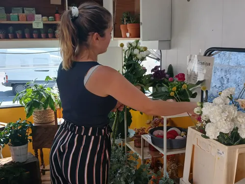 🔊 Une fleuriste ambulante s'installe dans les communes rurales du...