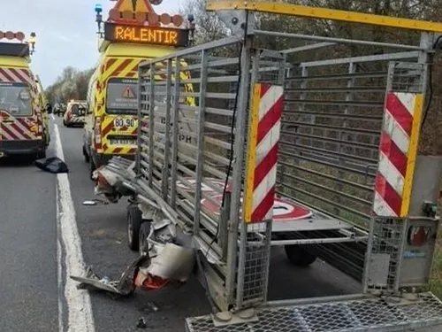 Un véhicule d'intervention percuté sur l'A10