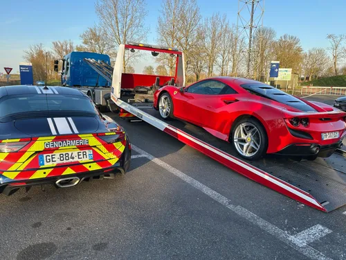 Un Ferrari de 710 chevaux immobilisée à Thivars