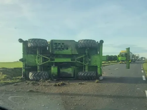 INFOROUTE - D921 : un télescopique tombé d’un camion provoque de...