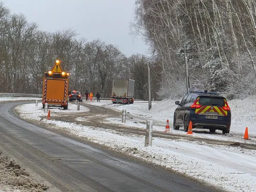 Neige : Camion en travers, coupure d'électricité, et trains bloqués